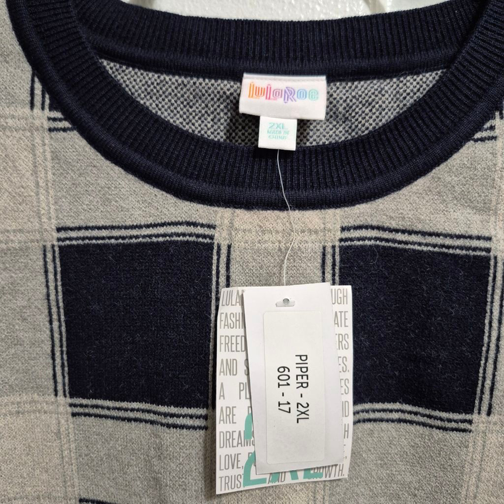 LuLaRoe Piper balloon sleeve sweater in a blue and gray plaid sz 2x - Picture 4 of 7